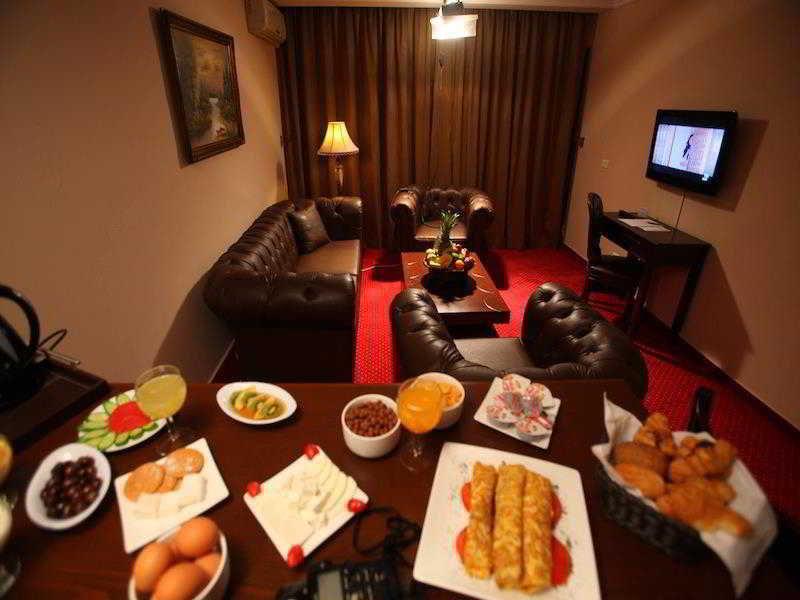 Queens Land Hotel Jounieh Ngoại thất bức ảnh